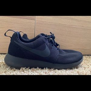 Nike roshe run size 9